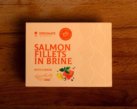 Salmon in brine with lemon